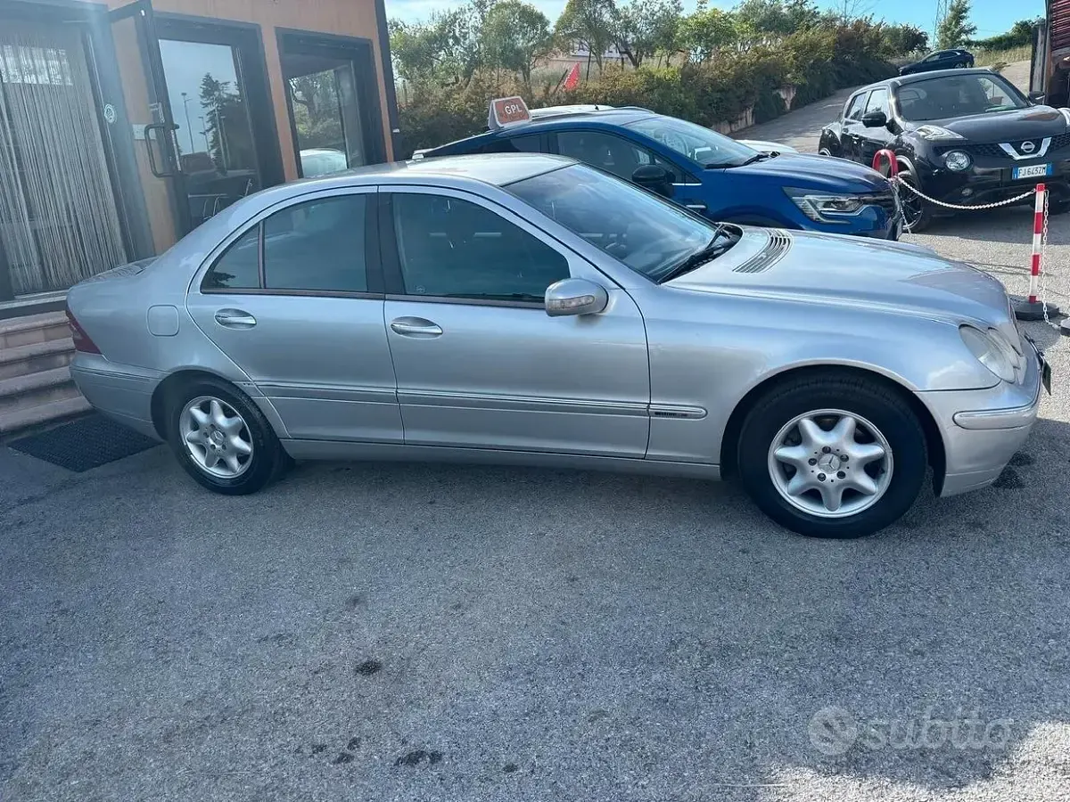 Usata Mercedes C220 Classic 150 CV (110 kW) 2004 Grigio Berlina