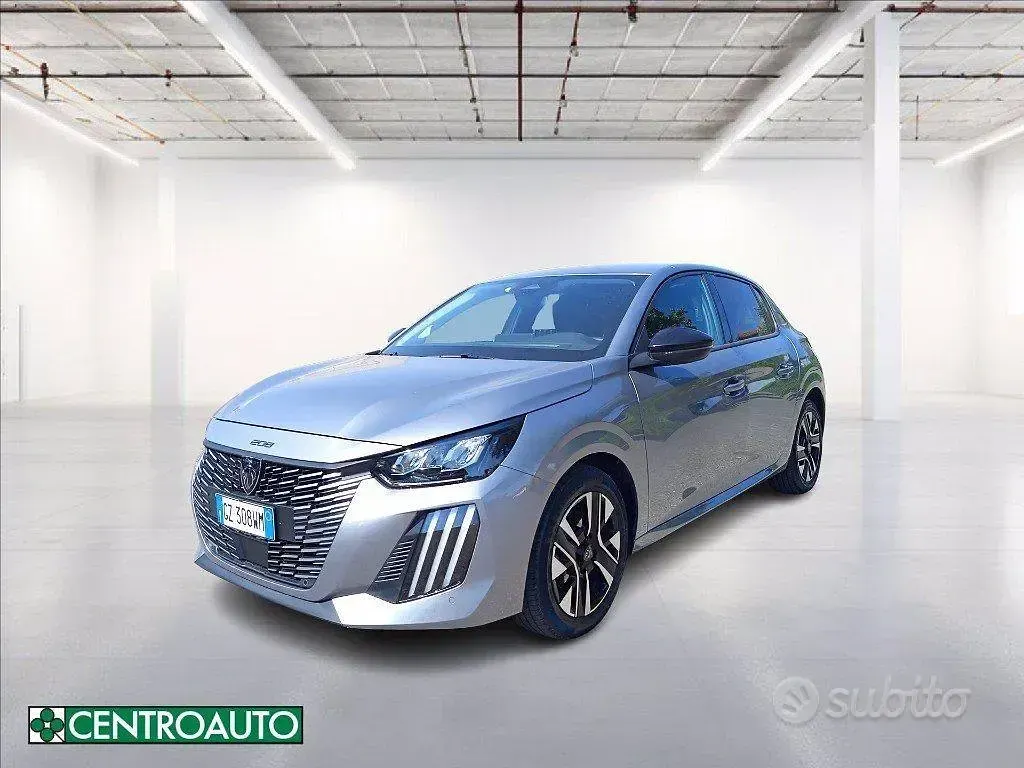 Usata Peugeot 208 Allure 101 CV (74 kW) 2025 Grigio metallizzato Utilitaria