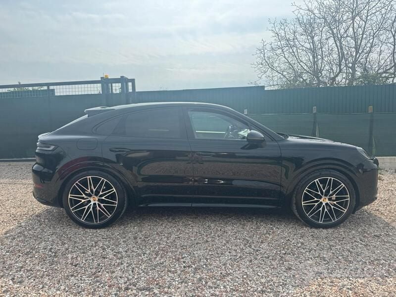 Gebraucht Porsche Cayenne 353 PS (259 kW) 2024 Schwarz SUV