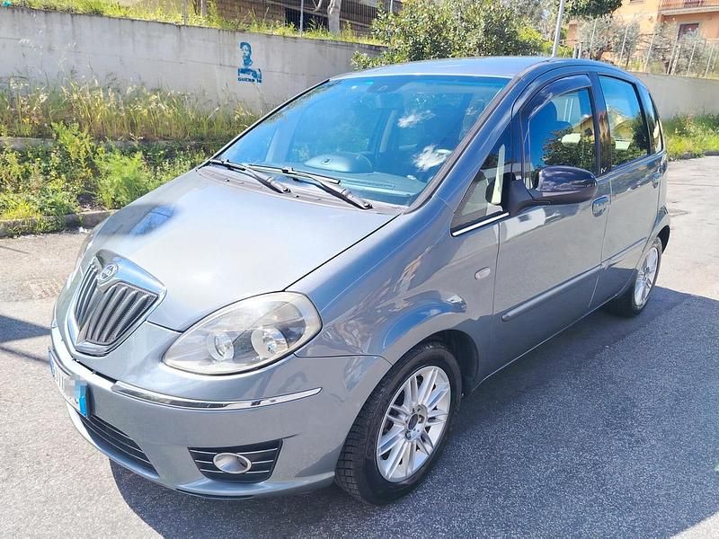 Usata Lancia Musa 95 CV (69 kW) 2011 Grigio Monovolume
