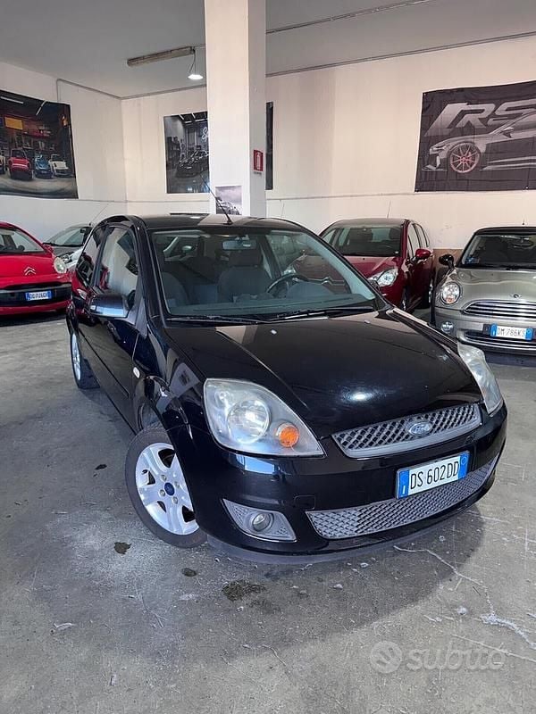 Usata Ford Fiesta Ghia 67 CV (49 kW) 2008 Nero Utilitaria