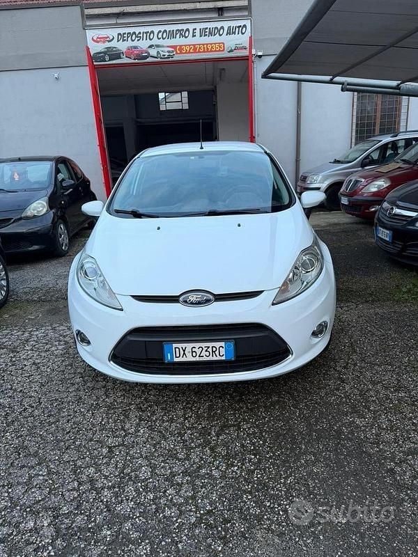 Usata Ford Fiesta Titanium 97 CV (71 kW) 2009 Bianco Utilitaria