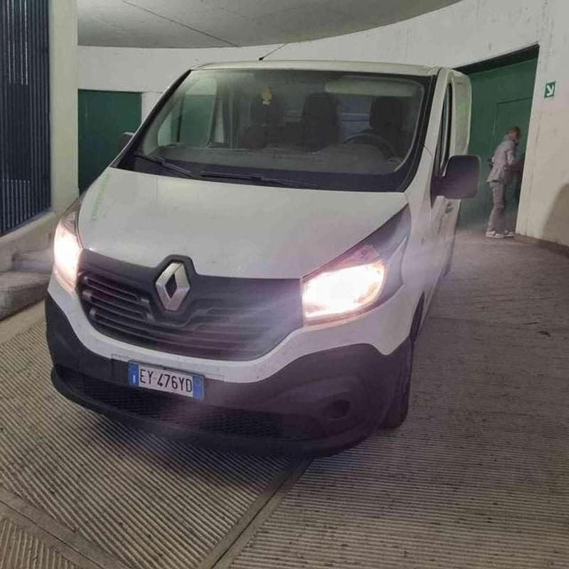Bianco Usata 2015 Renault Trafic Monovolume | 3990 € (Buon prezzo) - Immagine 1/4