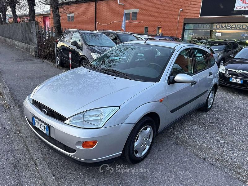 Usata Ford Focus Ghia 101 CV (74 kW) 2001 Grigio Berlina