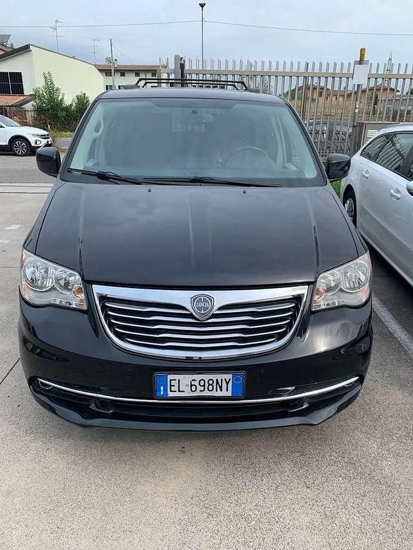 Usata Lancia Voyager Gold 163 CV (119 kW) 2012 Nero Monovolume