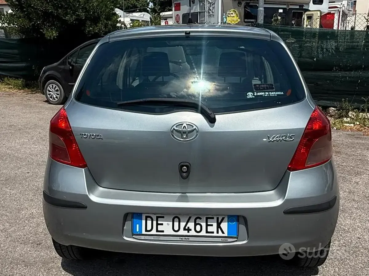 Usata Toyota Yaris Sol 69 CV (50 kW) 2006 Grigio Berlina