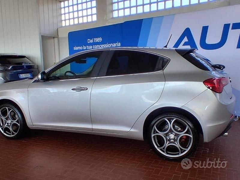 Usata Alfa Romeo Giulietta Distinctive 140 CV (102 kW) 2011 Argento Utilitaria
