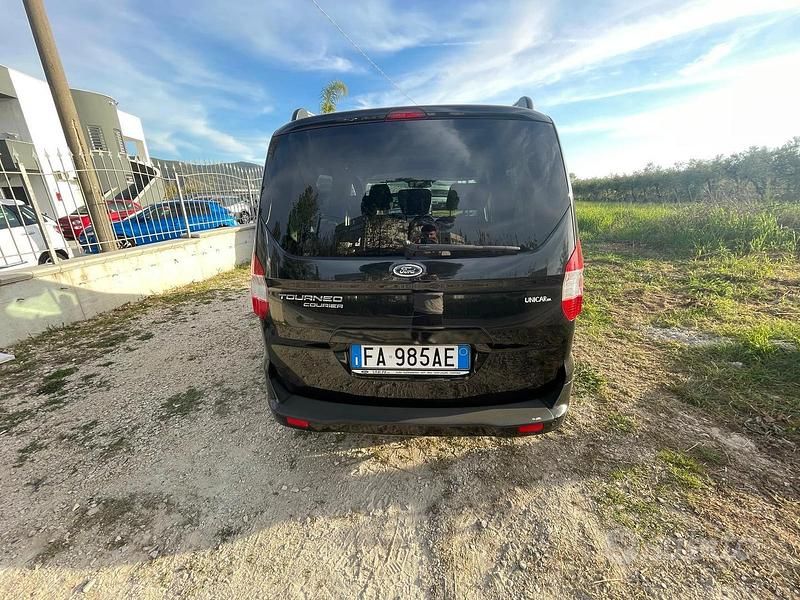 Usata Ford Tourneo Courier 75 CV (55 kW) 2015 Nero Monovolume