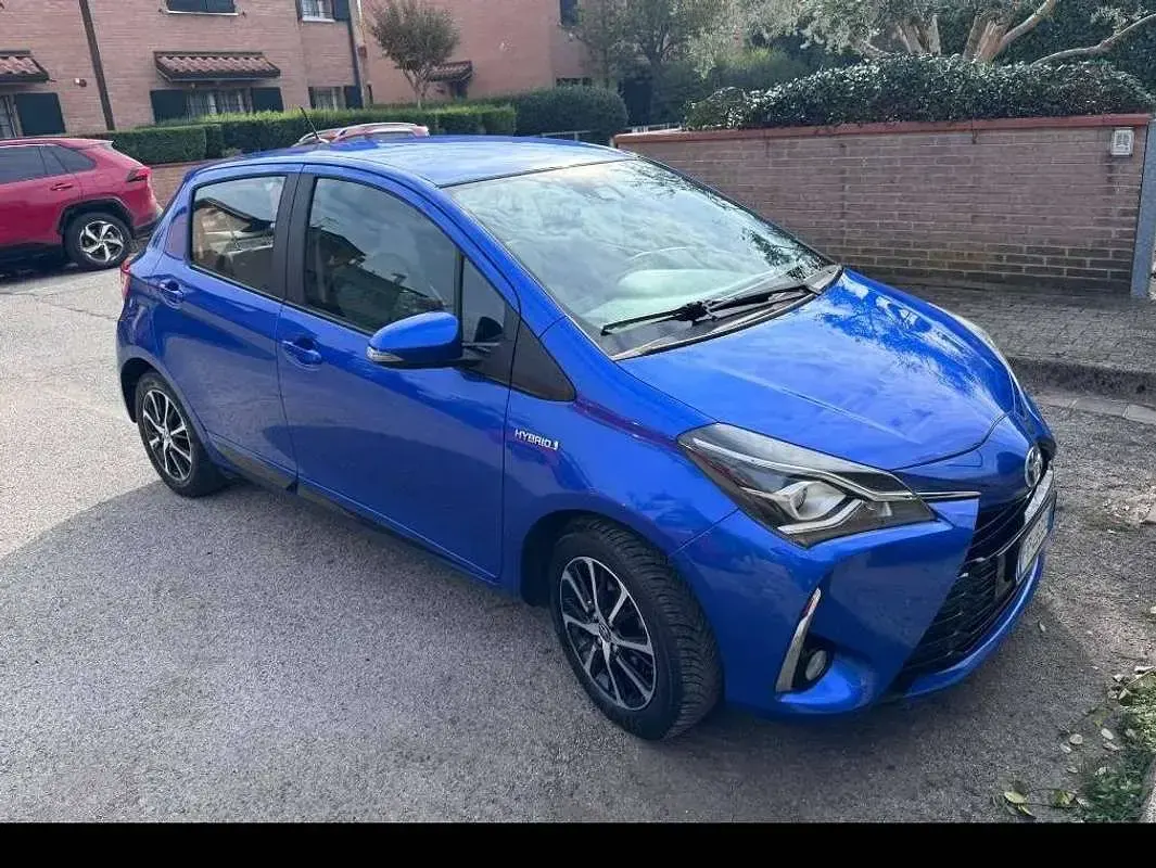 Usata Toyota Yaris Hybrid Active 73 CV (53 kW) 2018 Blu/azzurro Berlina