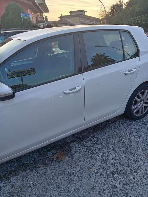 Bianco Usata 2011 VW Golf VI Trendline Tre volumi | 6000 € (Buon prezzo) - Immagine 1/4