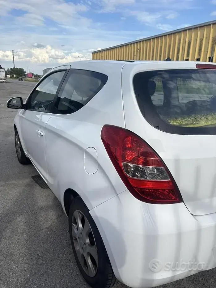 Usata Hyundai i20 75 CV (55 kW) 2011 Bianco Utilitaria