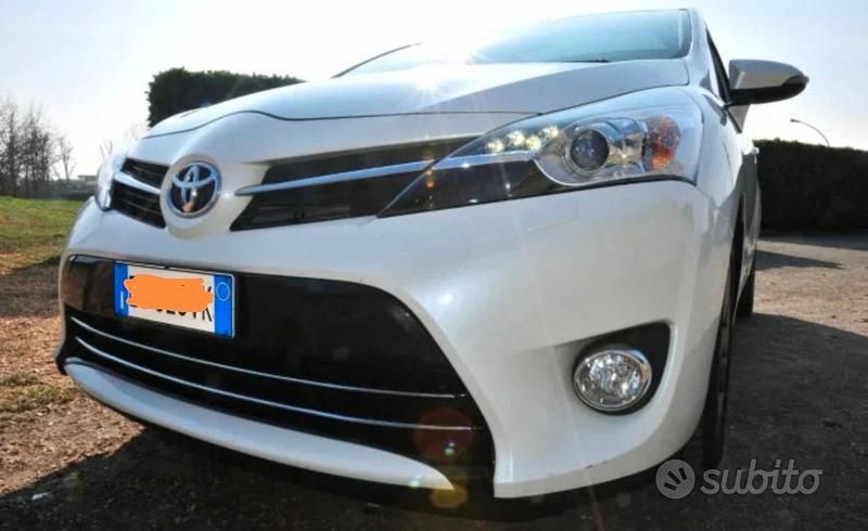 Usata Toyota Verso 111 CV (81 kW) 2016 Bianco Monovolume