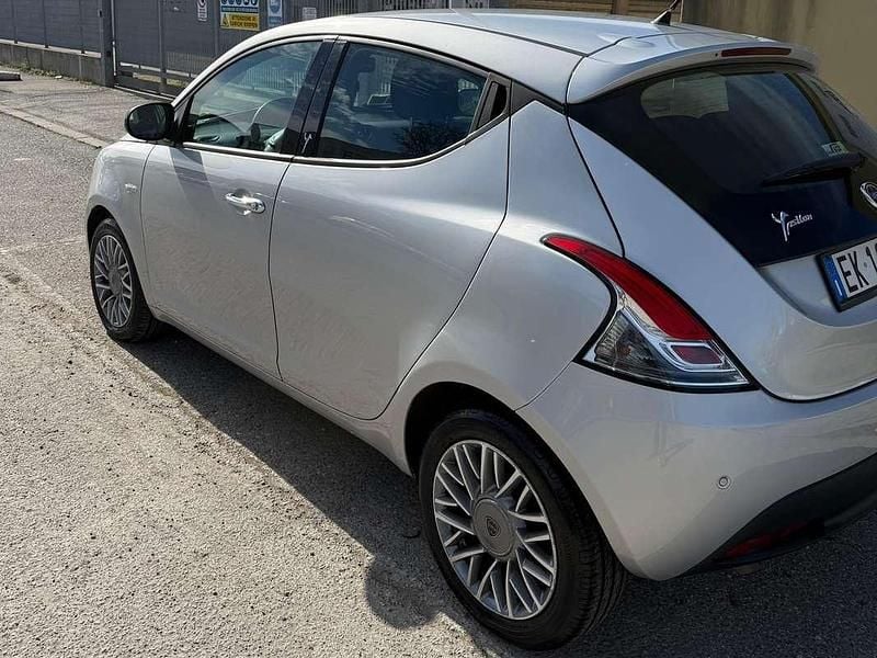 Usata Lancia Ypsilon Silver 95 CV (69 kW) 2012 Argento Utilitaria