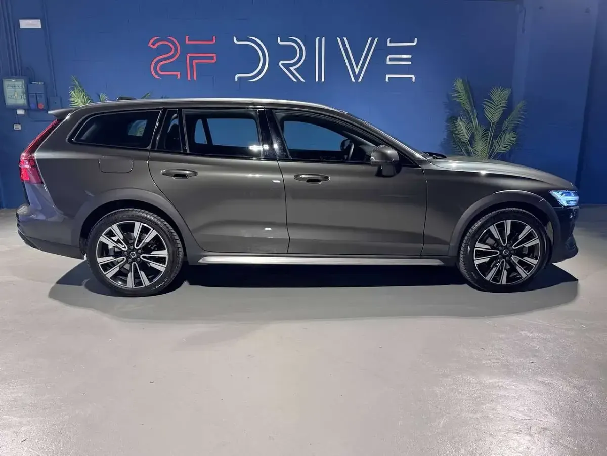 Usata Volvo V60 CC Business Edition 197 CV (144 kW) 2021 Grigio Station wagon