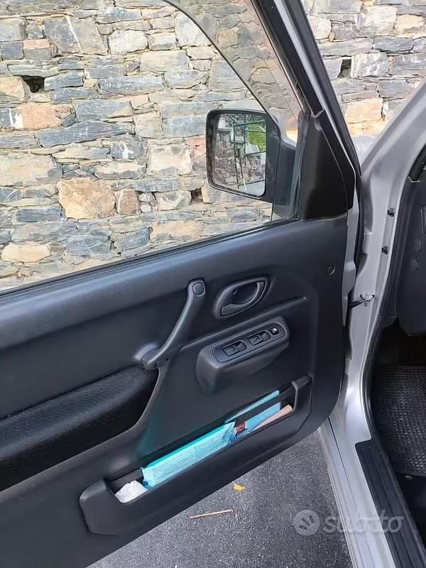 Second-hand Suzuki Jimny 86 CP (63 kW) 2012 Gri SUV