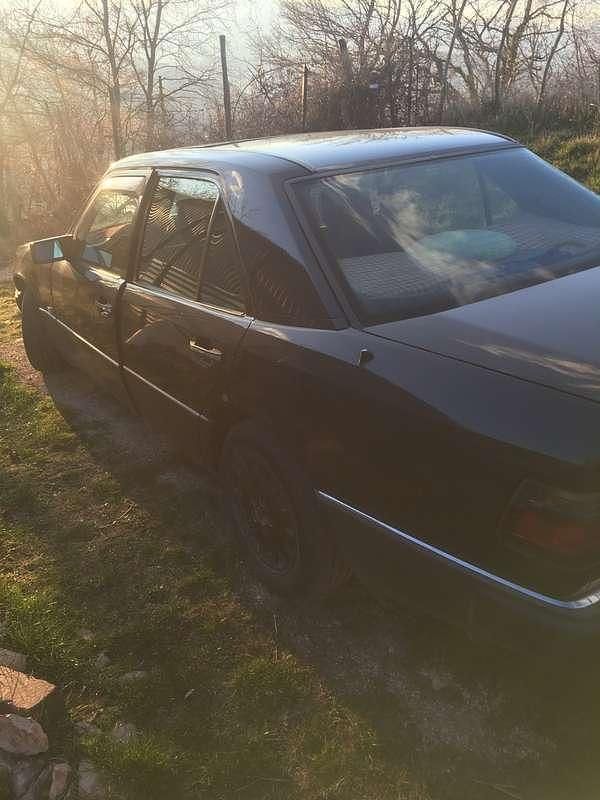 Usata Mercedes E250 90 CV (66 kW) 1985 Berlina