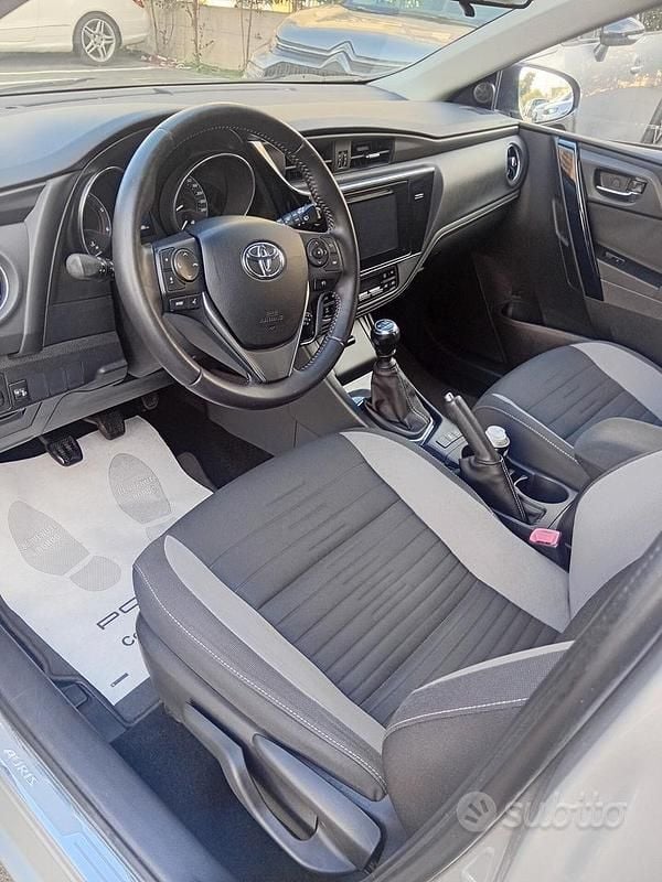 Usata Toyota Auris Lounge 111 CV (81 kW) 2015 Grigio Berlina