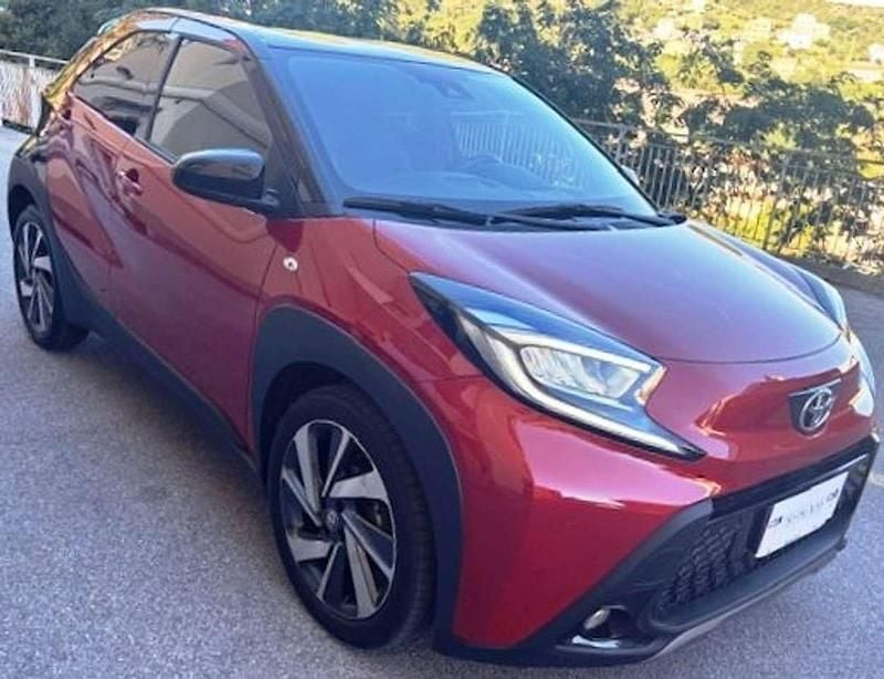 Rosso / tetto nero Usata 2022 Toyota Aygo X Lounge SUV | 15.800 € (Buon prezzo) - Immagine 1/4