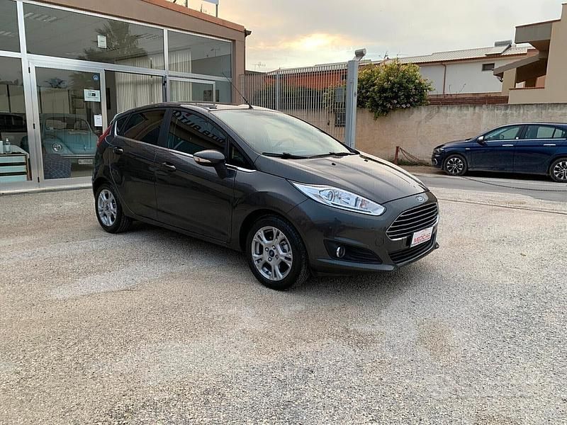 Usata Ford Fiesta Titanium 75 CV (55 kW) 2017 Grigio Utilitaria