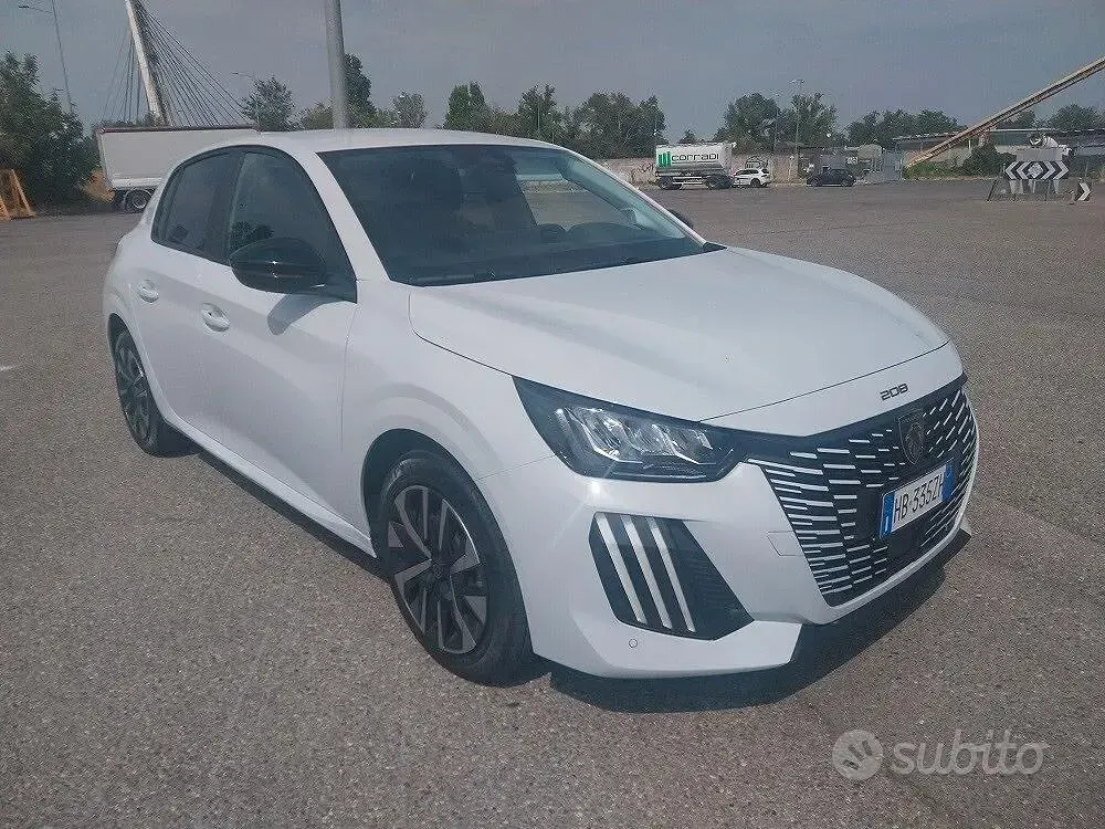 Usata Peugeot 208 Allure 101 CV (74 kW) 2026 Bianco Utilitaria