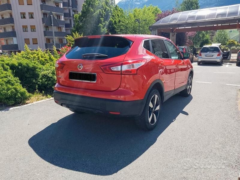 Usata Nissan Qashqai Visia 131 CV (96 kW) 2015 Rosso SUV