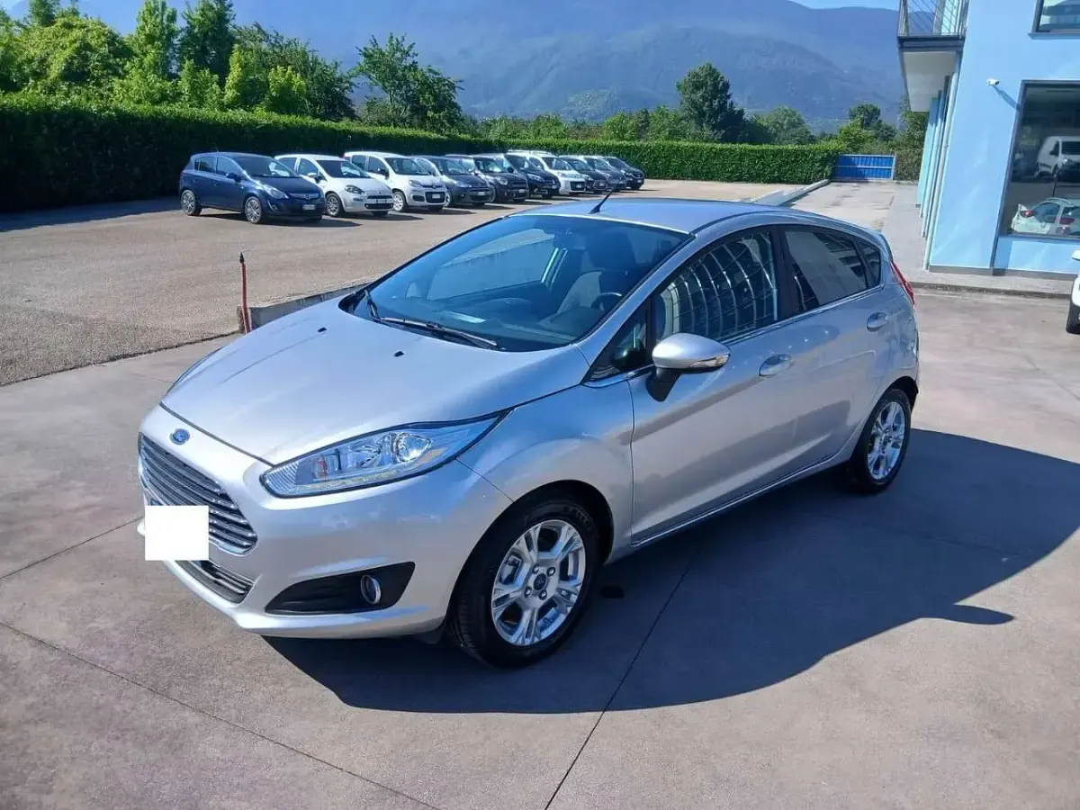 Usata Ford Fiesta Titanium 75 CV (55 kW) 2015 Argento Utilitaria