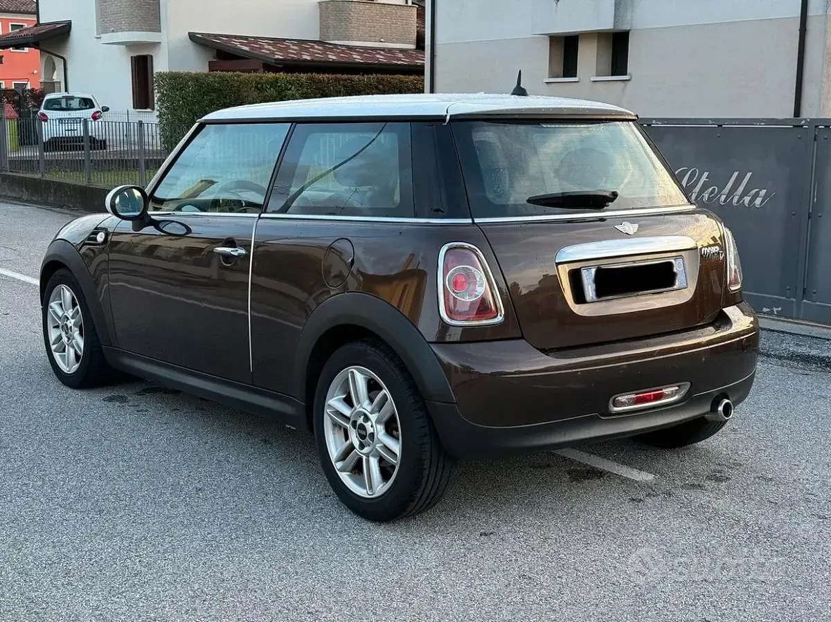 Usata Mini Cooper D 112 CV (82 kW) 2010 Marrone Utilitaria