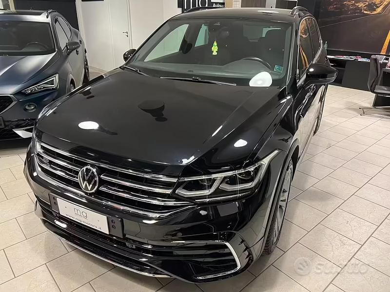 Usata VW Tiguan R-line 150 CV (110 kW) 2021 Nero SUV