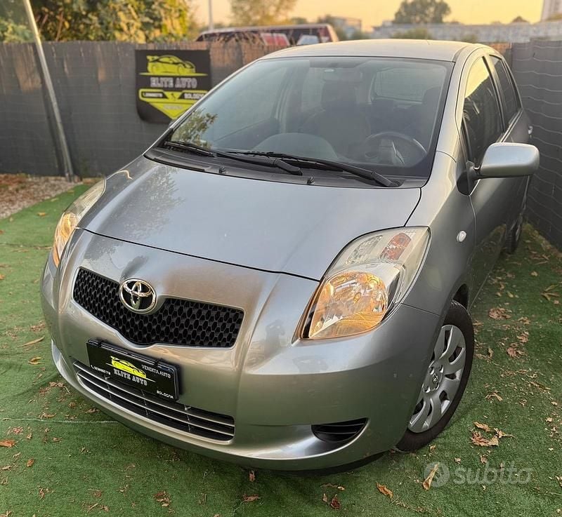 Grigio Usata 2007 Toyota Yaris Tre volumi | 3700 € (Buon prezzo) - Immagine 1/4