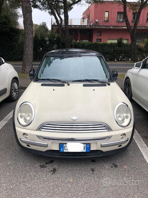 Begagnad Mini ONE 90 HK (66 kW) 2003 Halvkombi