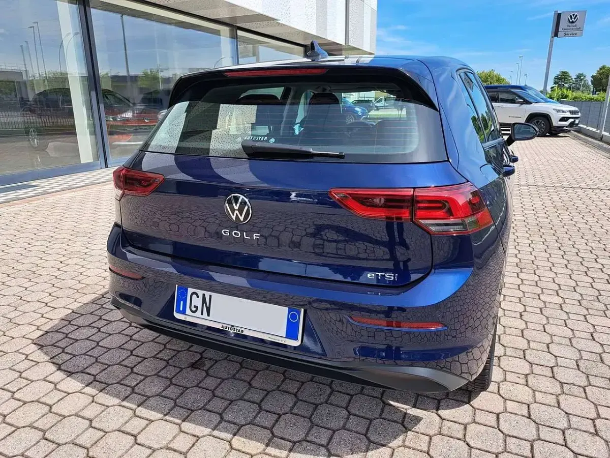 Usata VW Golf VIII Life 110 CV (80 kW) 2023 Blu/azzurro Berlina