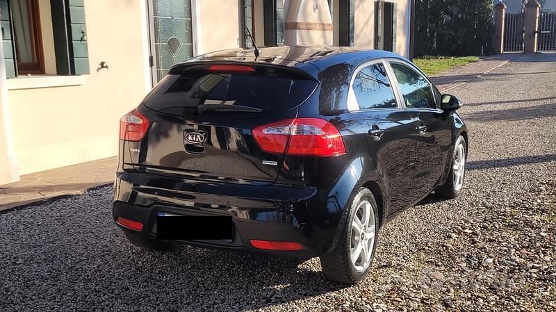 Usata Kia Rio EX 90 CV (66 kW) 2013 Nero Berlina