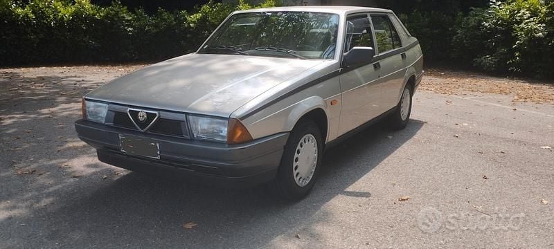 Usata Alfa Romeo 75 1989 Grigio Berlina
