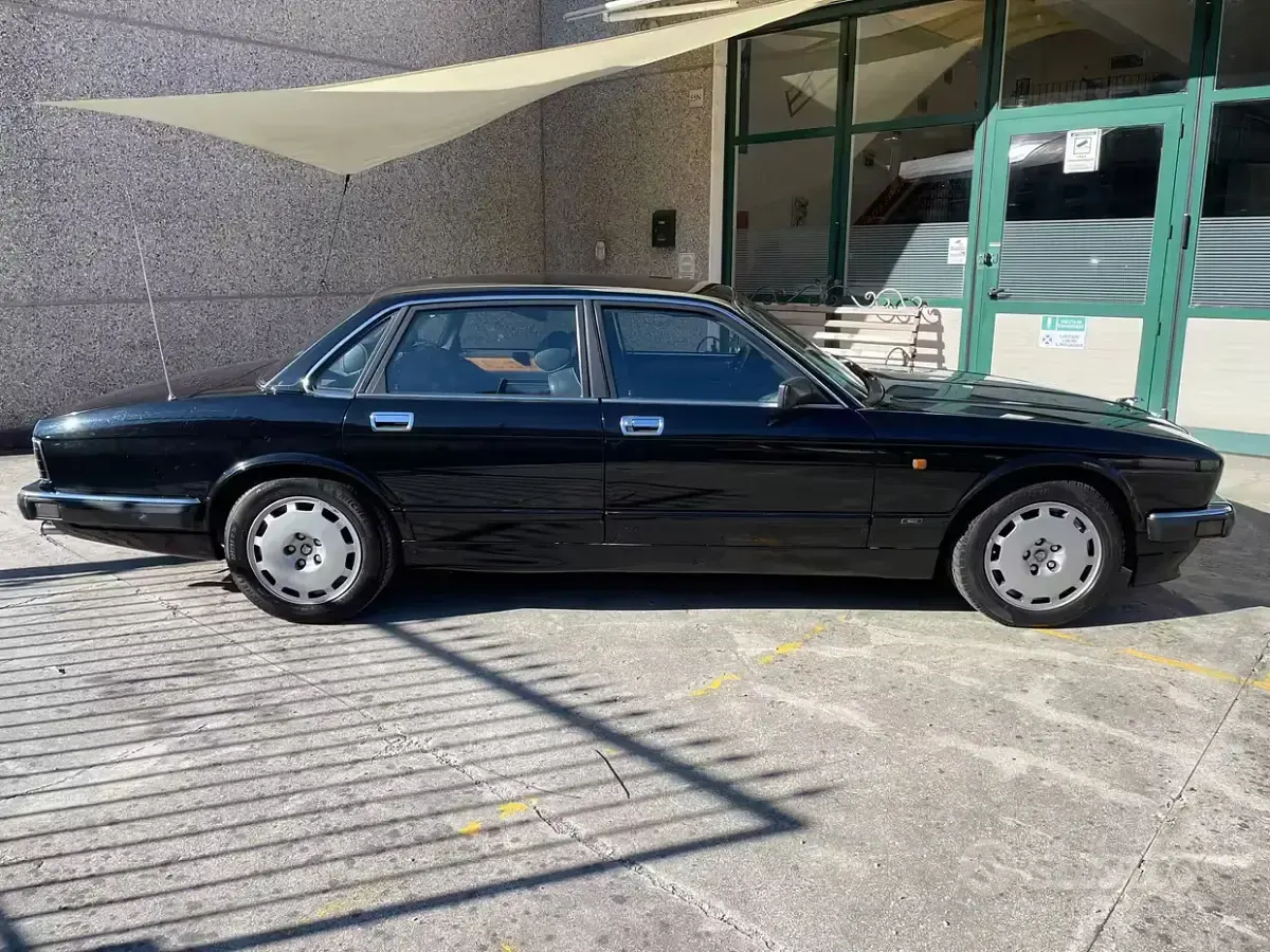 Usata Jaguar XJR 247 CV (181 kW) 1991 Nero Berlina