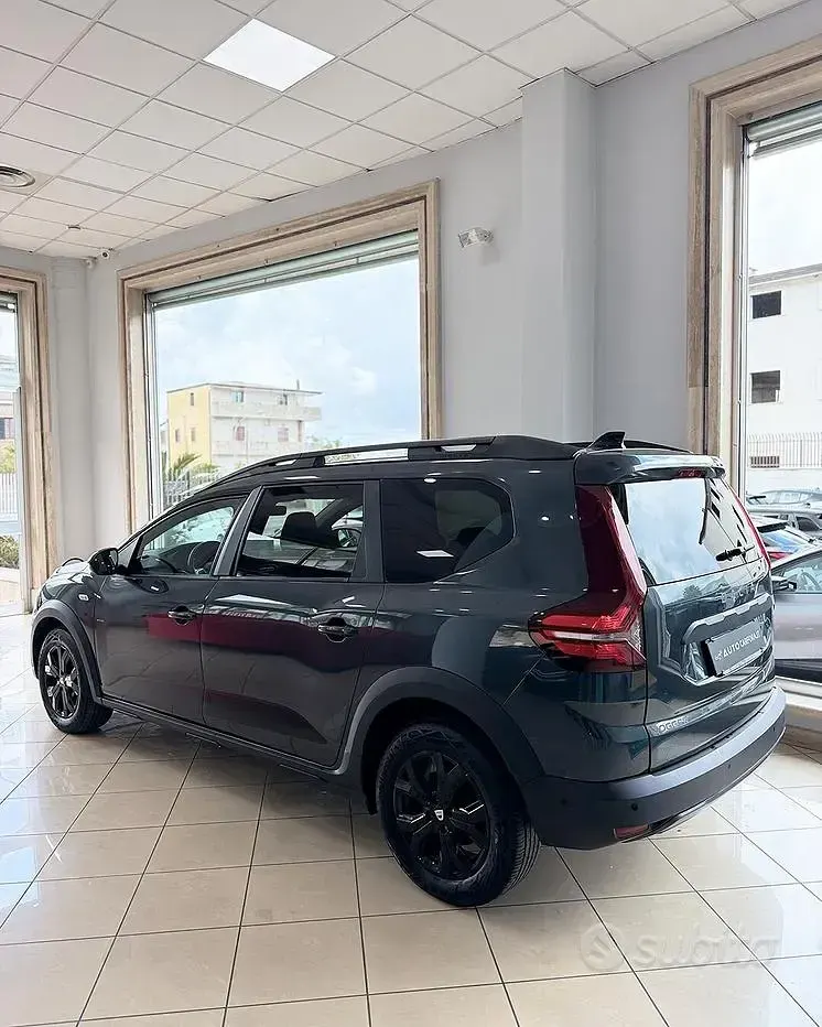 Käytetty Dacia Jogger Extreme 101 HP (74 kW) 2022 Harmaa Tila-auto