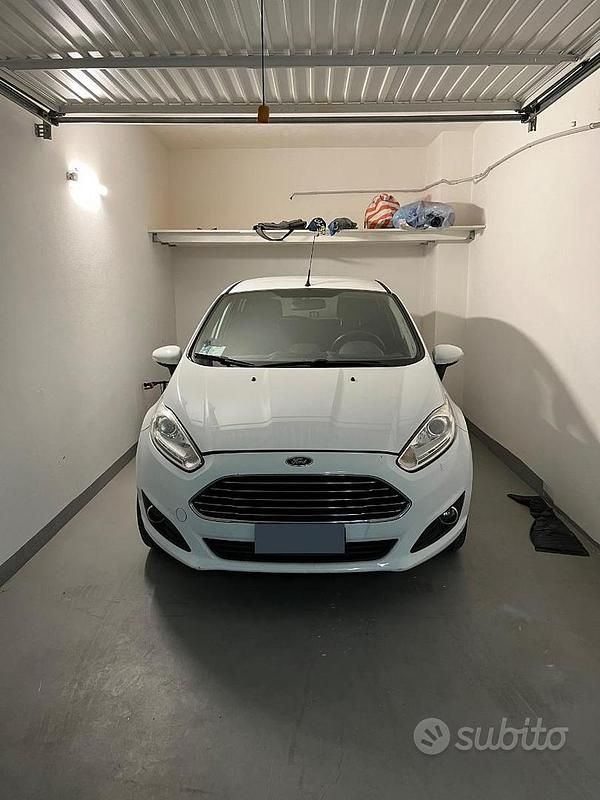 Usata Ford Fiesta 97 CV (71 kW) 2015 Bianco Utilitaria