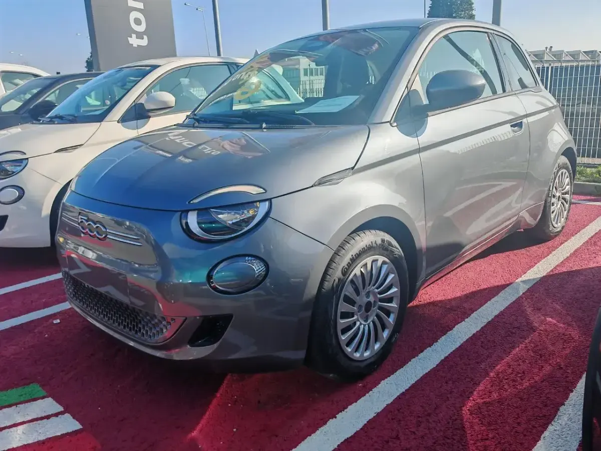 Begagnad Fiat 500e Action 42 kW (58 HK) 2024 Grå Sedan
