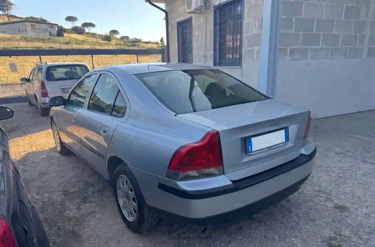 Usata Volvo S60 140 CV (102 kW) 2001 Argento Berlina