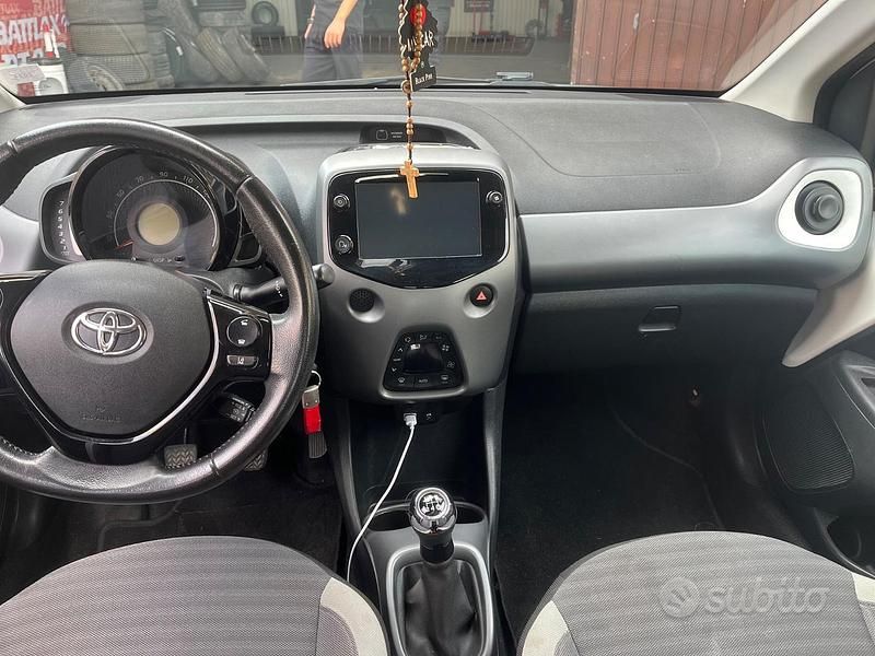 Usata Toyota Aygo 72 CV (52 kW) 2018 Bianco Utilitaria