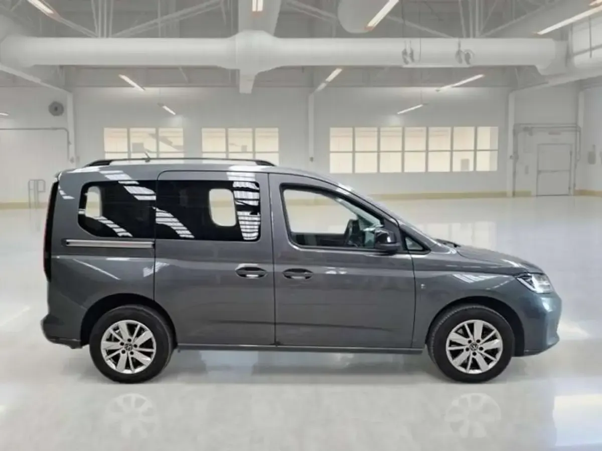Usata VW Caddy 102 CV (75 kW) 2021 Grigio Monovolume