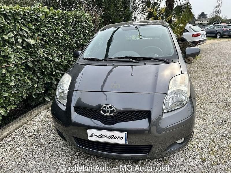 Usata Toyota Yaris 100 CV (73 kW) 2010 Grigio Utilitaria