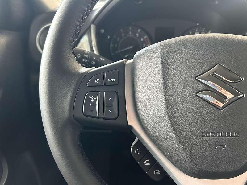 Nuova Suzuki Vitara 110 CV (80 kW) 2026 Avorio metallizzato/tetto nero SUV