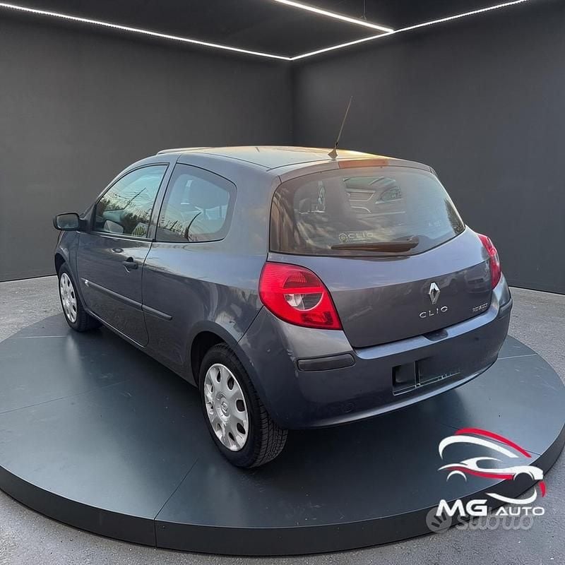 Usata Renault Clio II Luxe 75 CV (55 kW) 2006 Grigio Berlina