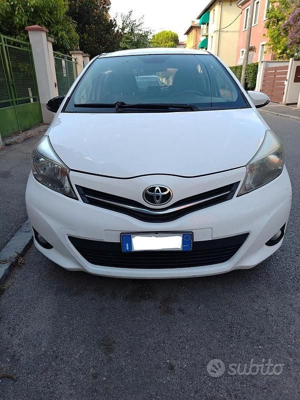 Bianco Usata 2012 Toyota Yaris Tre volumi | 2600 € (Super prezzo) - Immagine 1/4