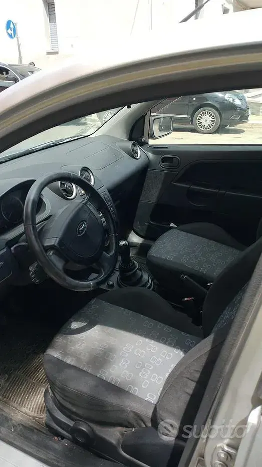 Second-hand Ford Fiesta 68 CP (50 kW) 2004 Gri Hatchback