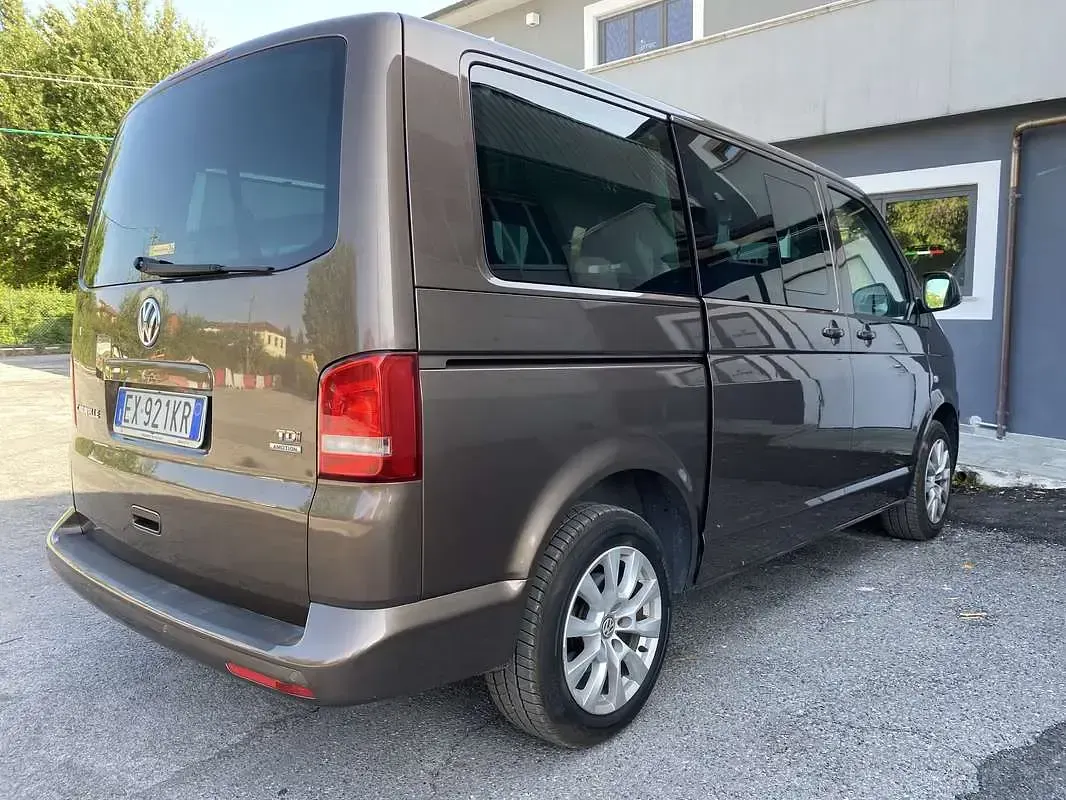 Usata VW Caravelle Comfortline 140 CV (102 kW) 2014 Marrone Furgone