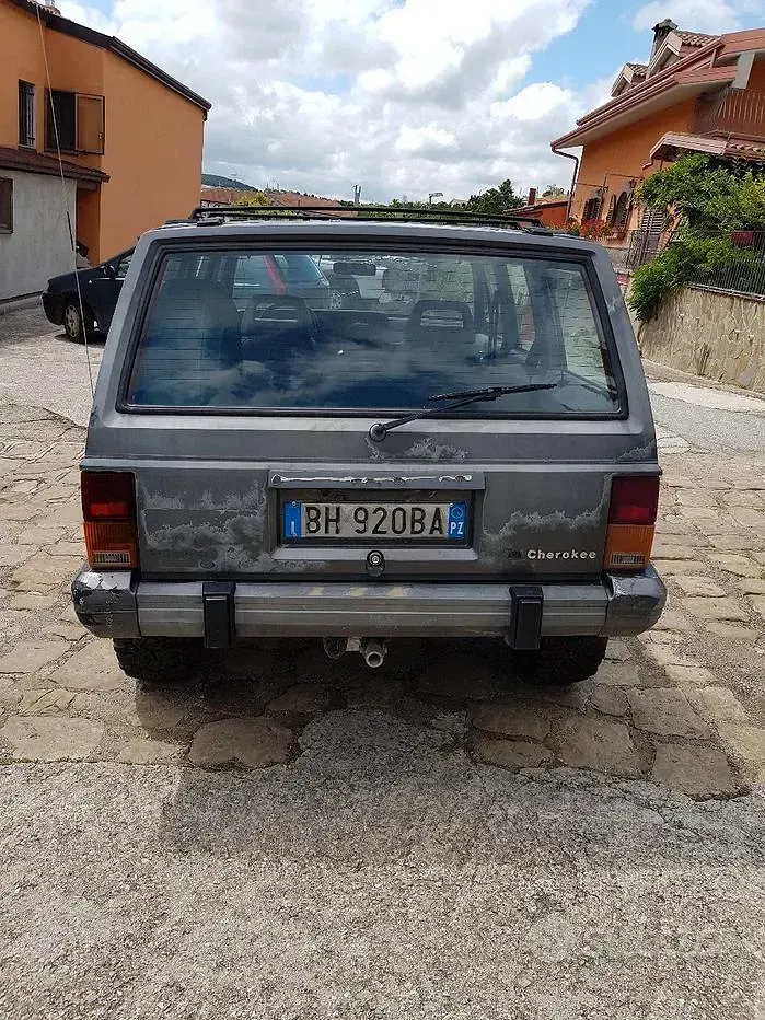 Usata Jeep Cherokee 80 CV (58 kW) 1990 Grigio SUV