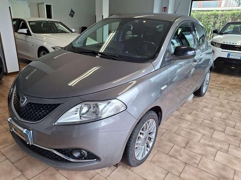 Grigio Usata 2012 Lancia Ypsilon Silver Due volumi | 4900 € (Buon prezzo) - Immagine 1/4