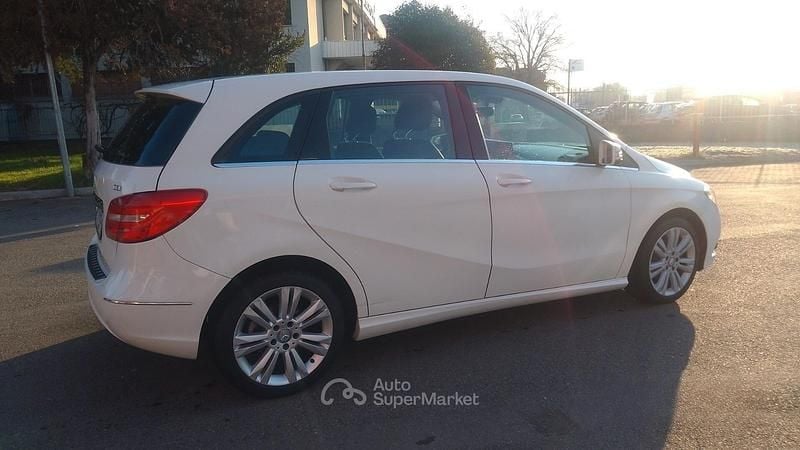 Usata Mercedes B180 Premium 109 CV (80 kW) 2015 Bianco Monovolume
