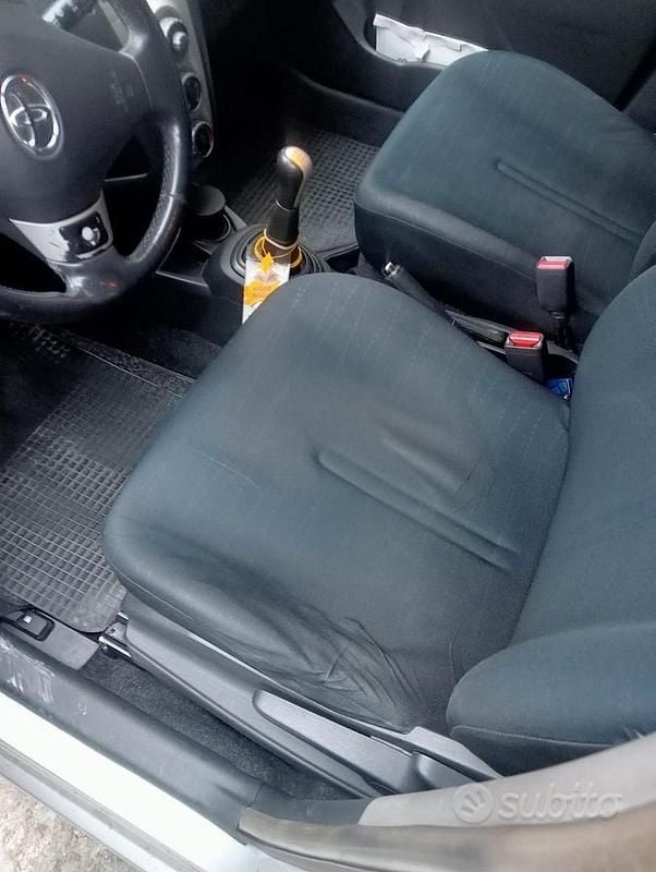 Usata Toyota Yaris 90 CV (66 kW) 2007 Grigio Utilitaria